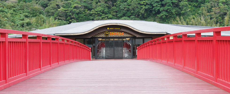 入口の赤い橋